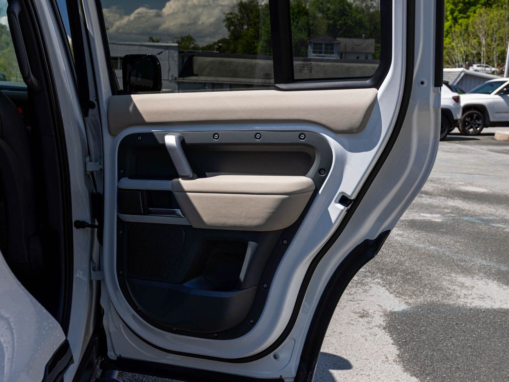 2023 Land Rover Defender X-Dynamic SE - Photo 15