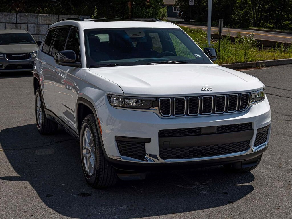 2025 Jeep Grand Cherokee Laredo photo 2