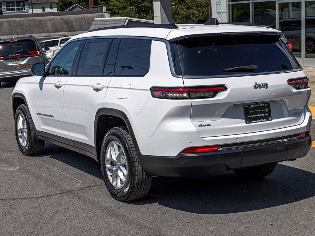 2025 Jeep Grand Cherokee Laredo photo 3