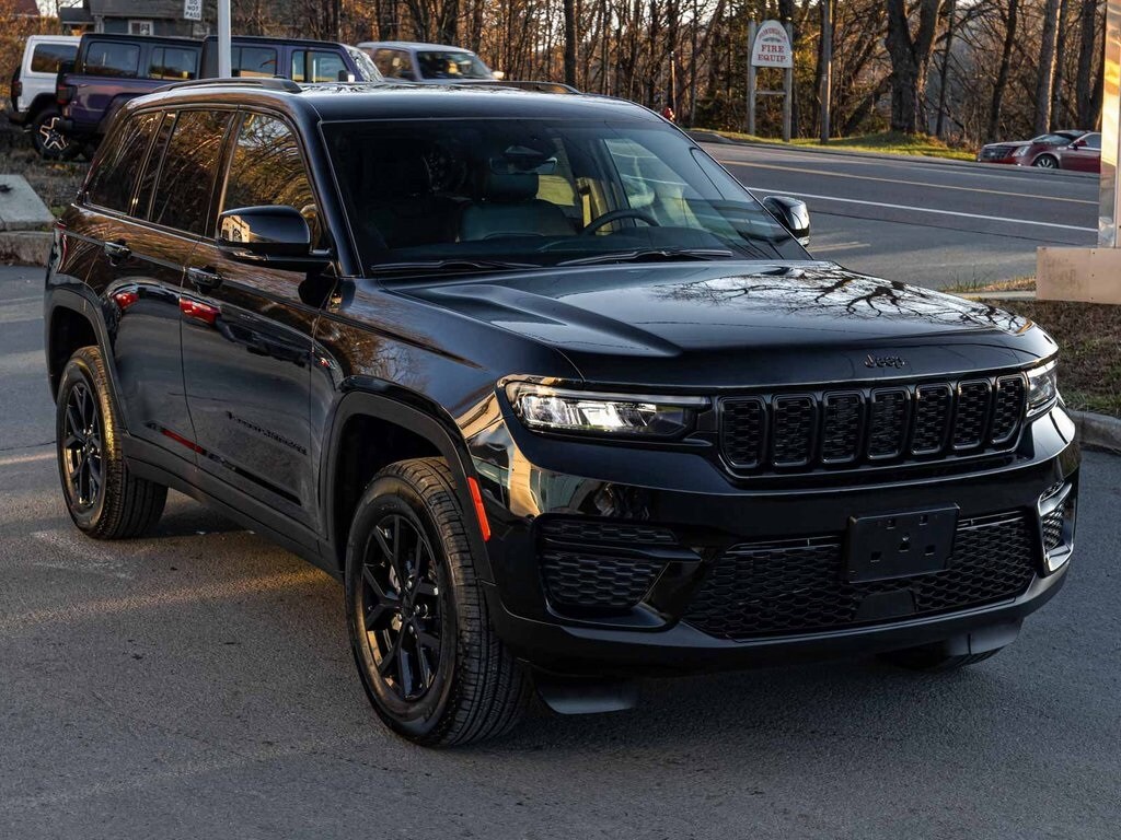 2025 Jeep Grand Cherokee Altitude photo 2