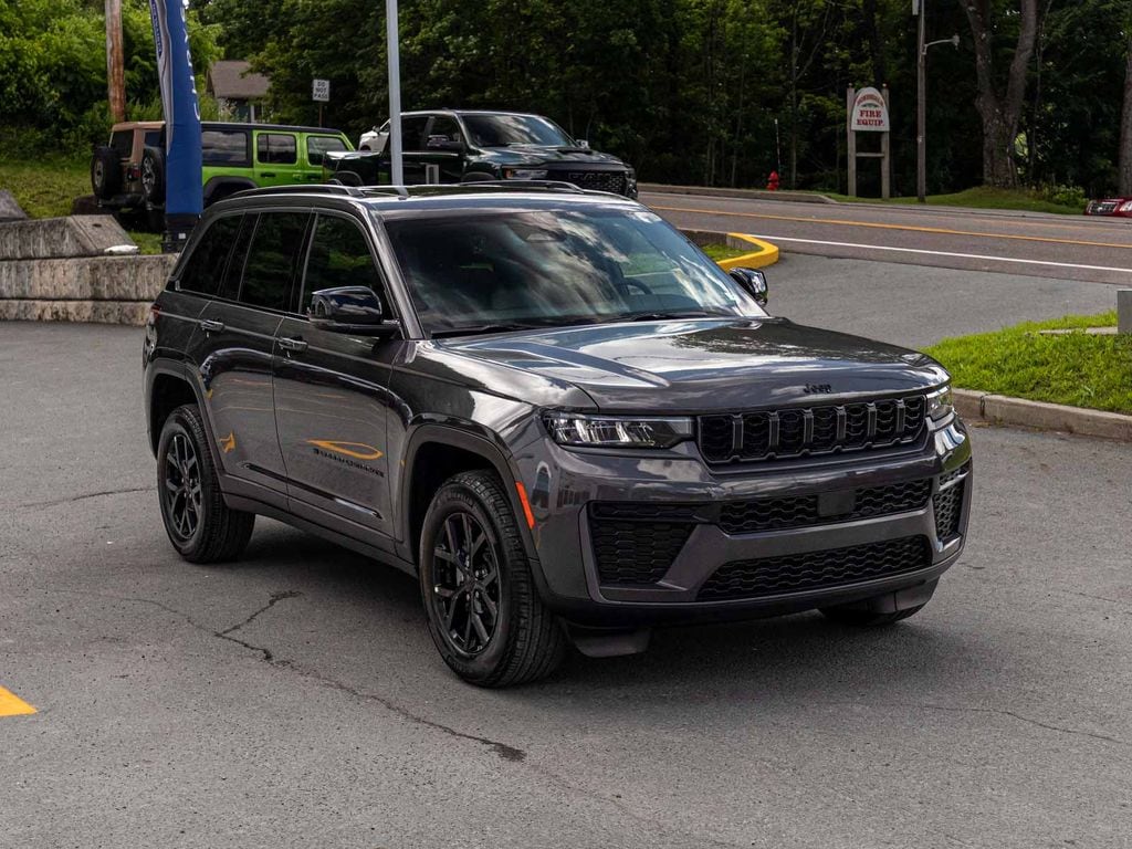 New 2026 Jeep Grand Cherokee LAREDO ALTITUDE 4X4 Sport Utility