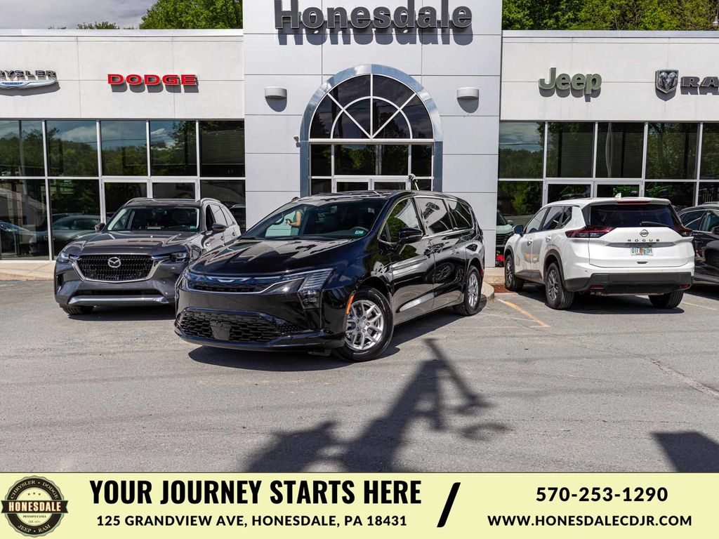 2027 Chrysler Pacifica Select's photo