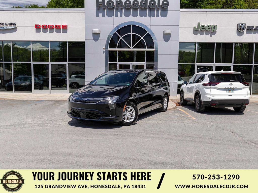 2027 Chrysler Pacifica Select's photo