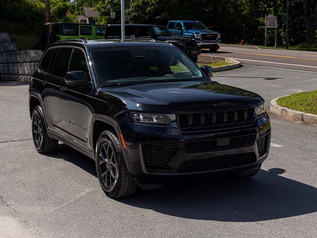 New 2026 Jeep Grand Cherokee LAREDO ALTITUDE 4X4 Sport Utility