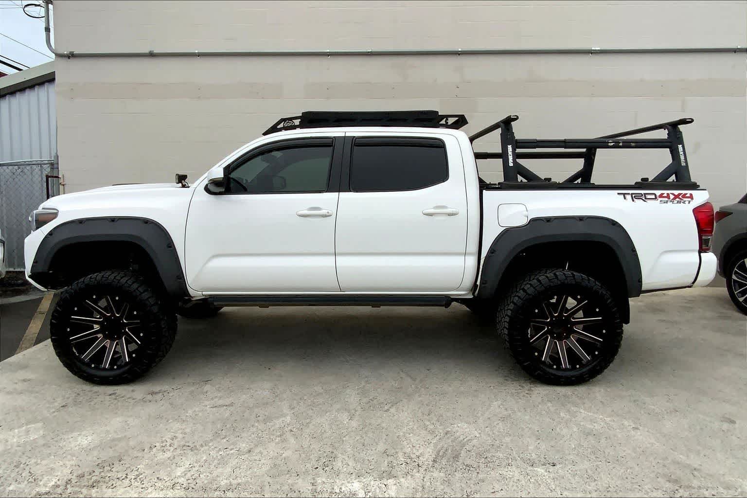 Thumbnail: 2017 Toyota Tacoma - 4