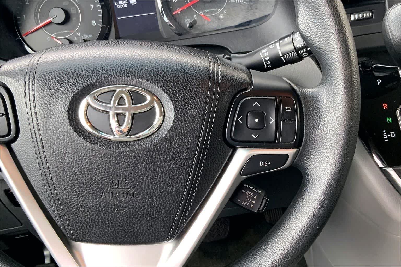 Thumbnail: 2016 Toyota Sienna - 25