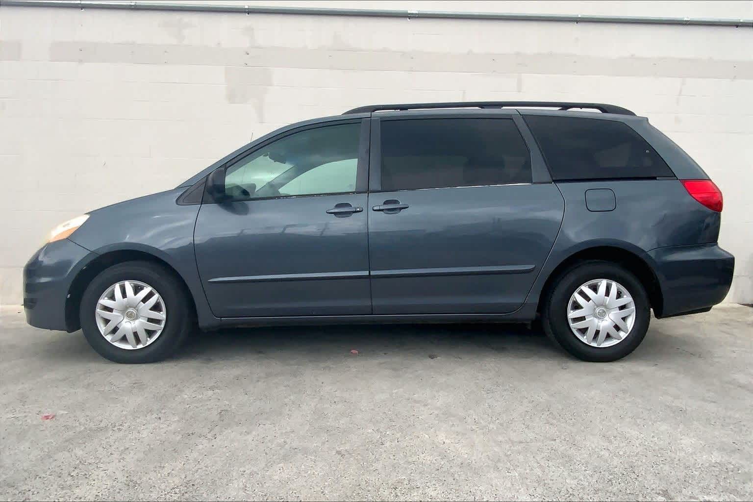 Thumbnail: 2010 Toyota Sienna - 4