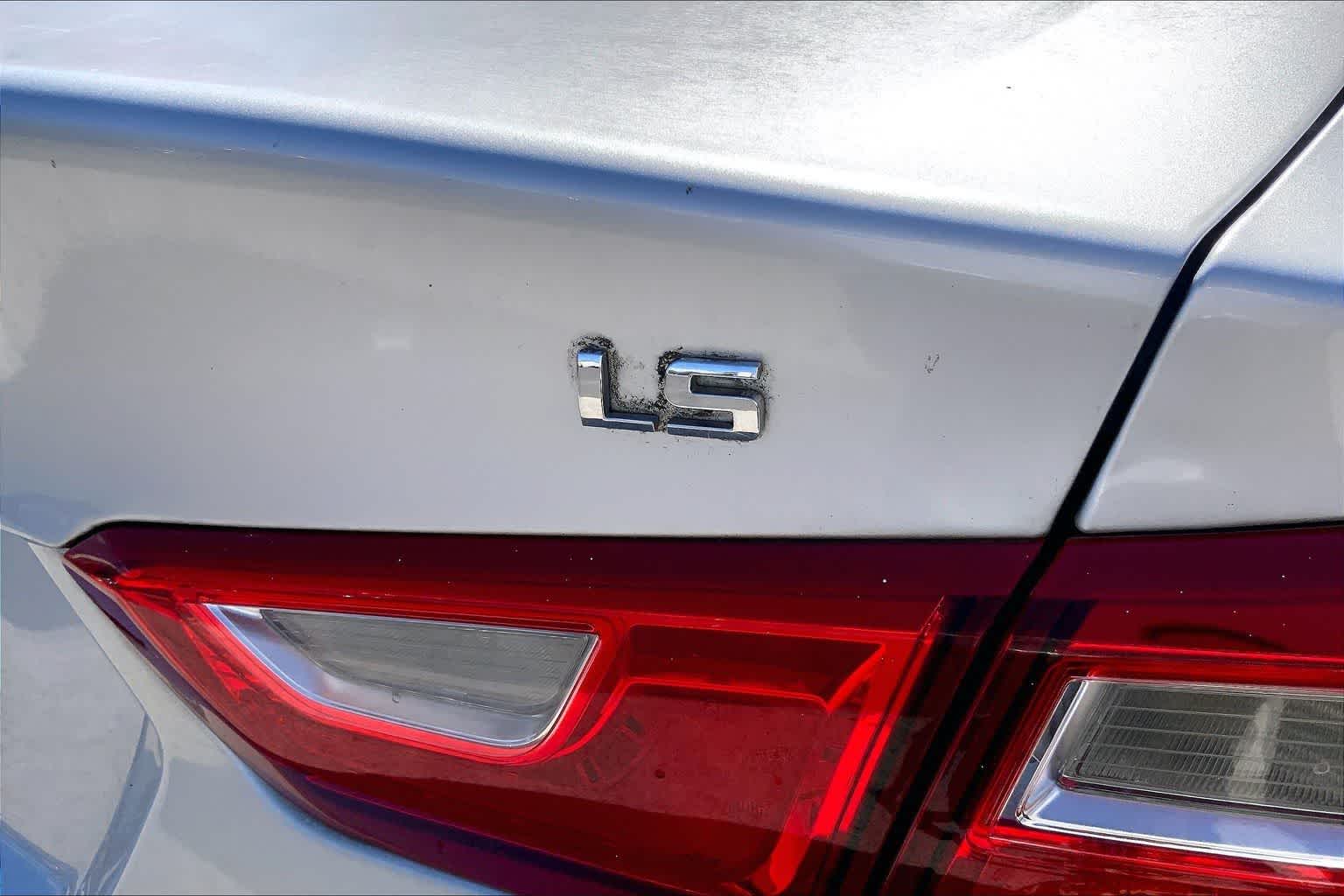 Thumbnail: 2016 Chevrolet Malibu - 8