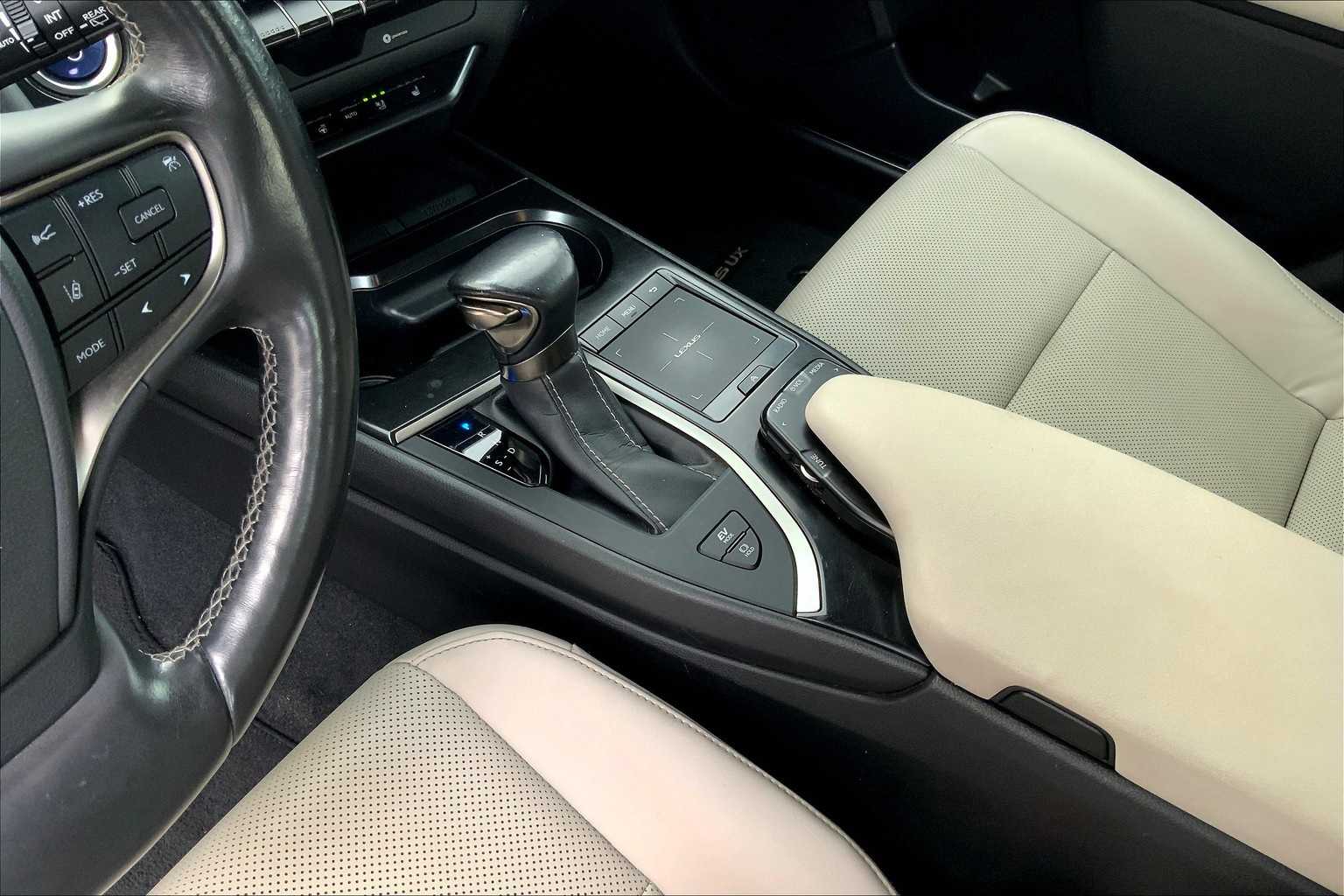 Thumbnail: 2019 Lexus UX - 17