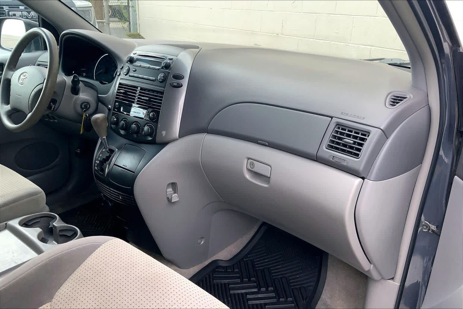 Thumbnail: 2010 Toyota Sienna - 21