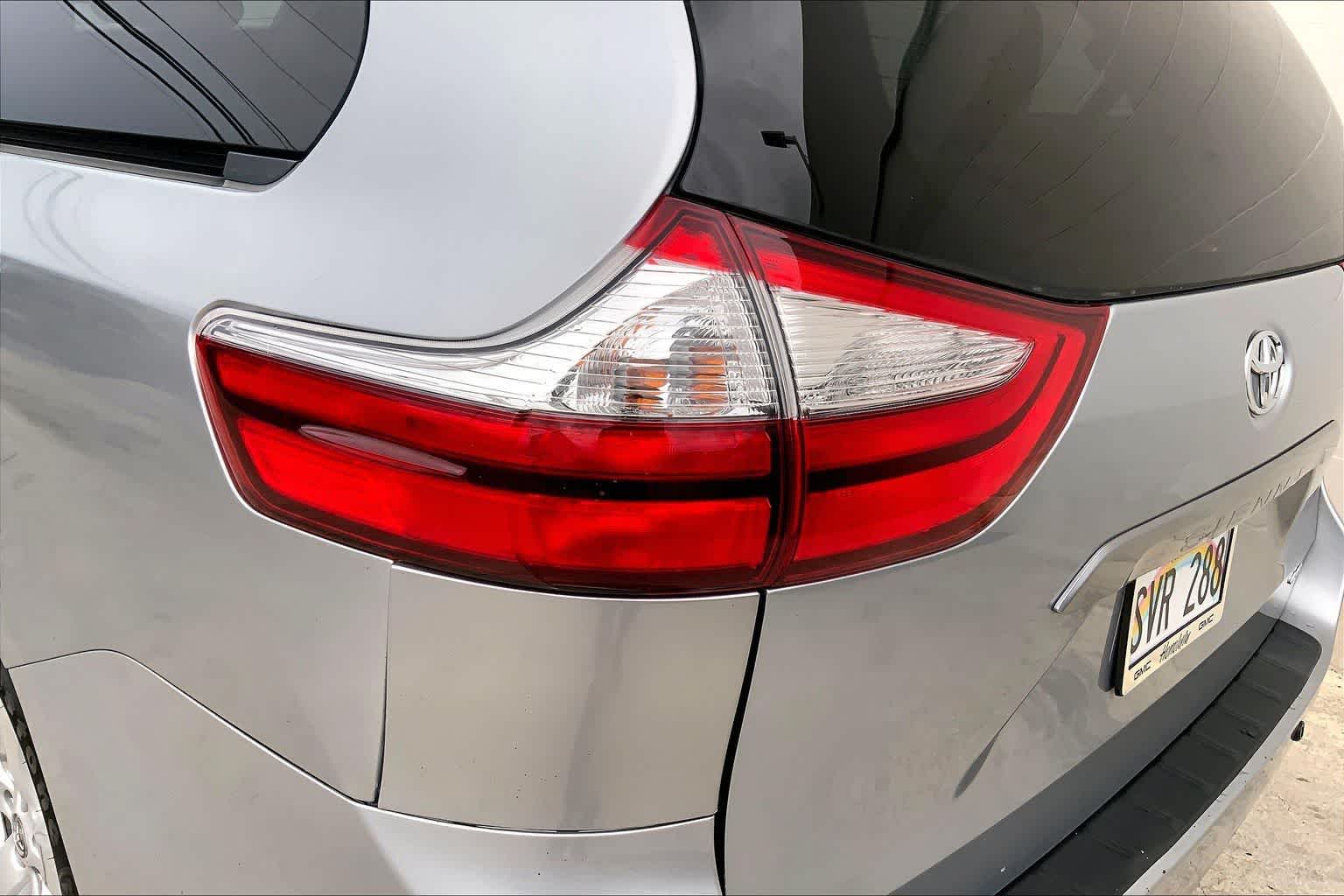 Thumbnail: 2016 Toyota Sienna - 32