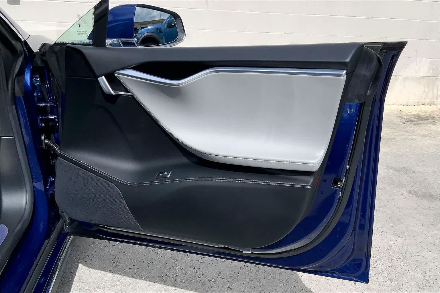 Thumbnail: 2015 Tesla Model S - 29