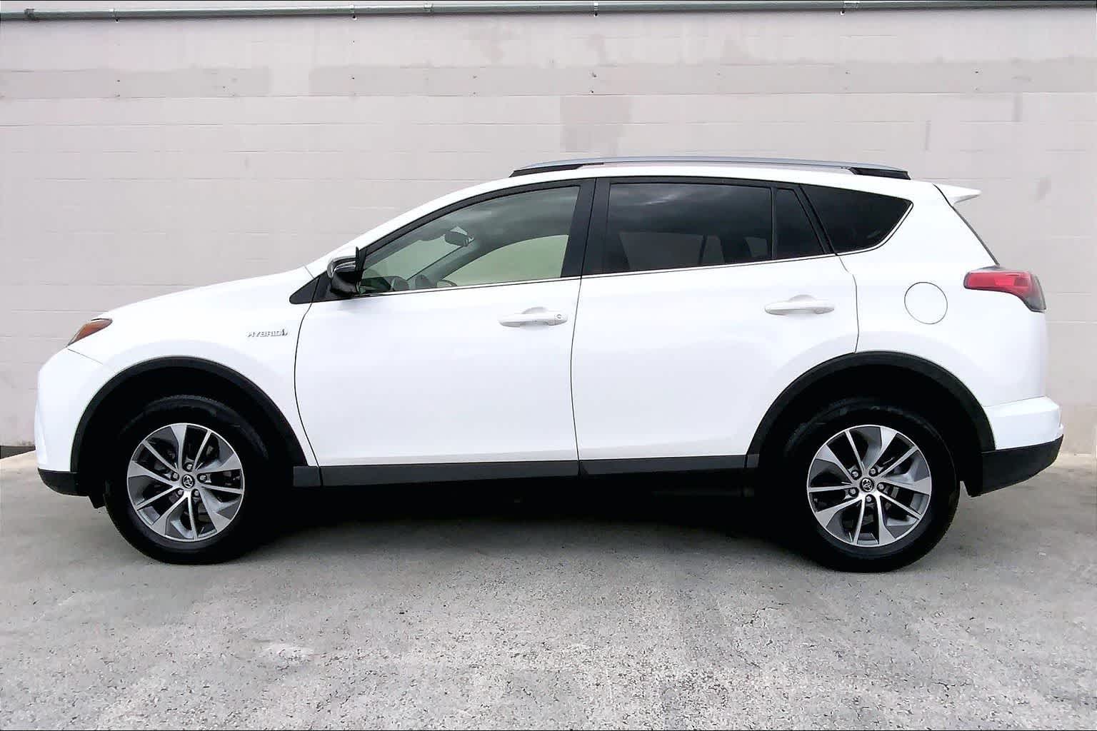 Thumbnail: 2017 Toyota RAV4 - 3
