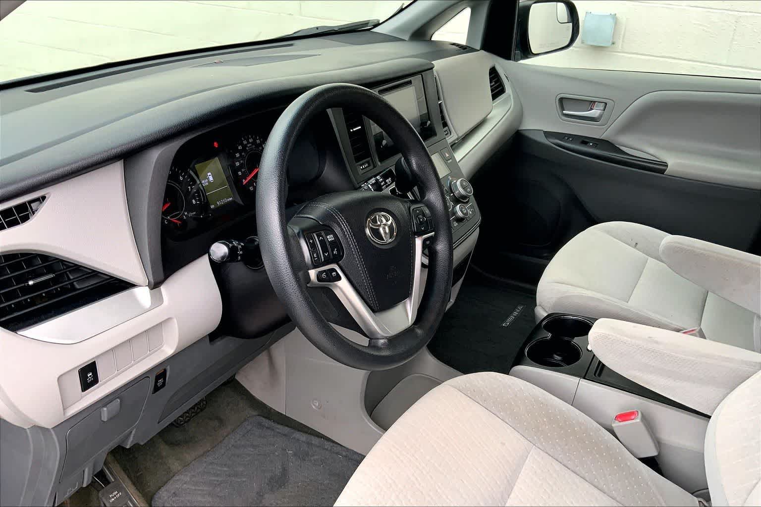 Thumbnail: 2016 Toyota Sienna - 3