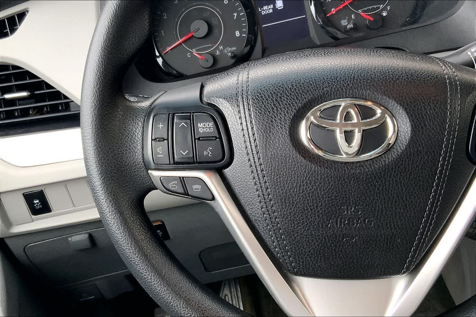 Thumbnail: 2016 Toyota Sienna - 24