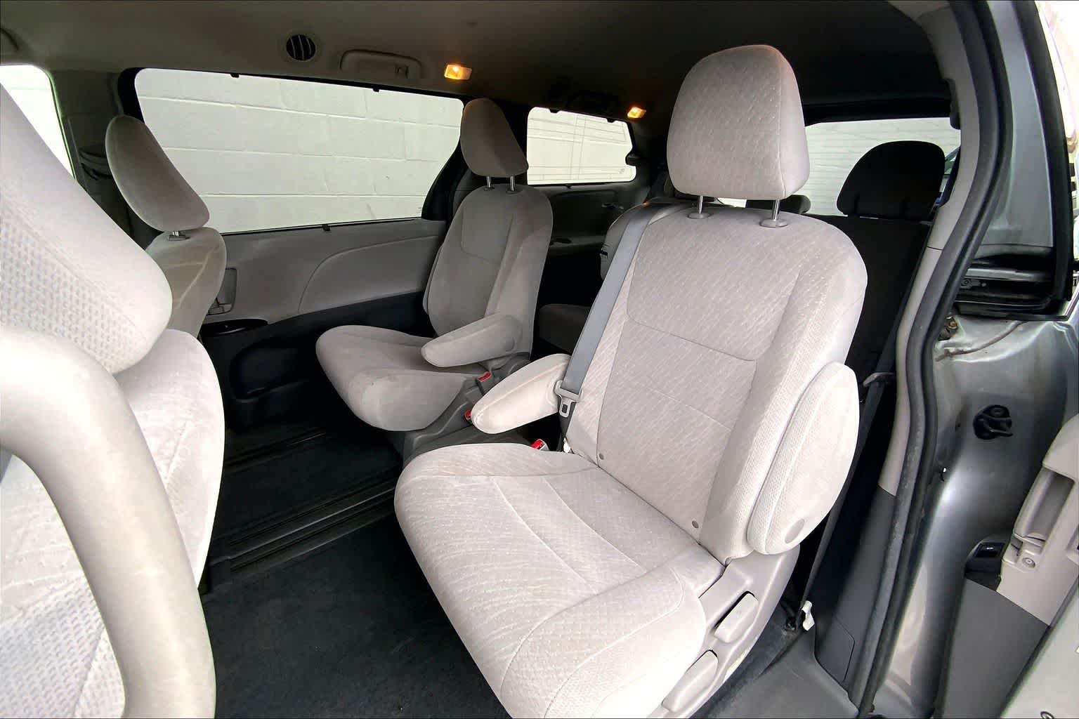 Thumbnail: 2016 Toyota Sienna - 29