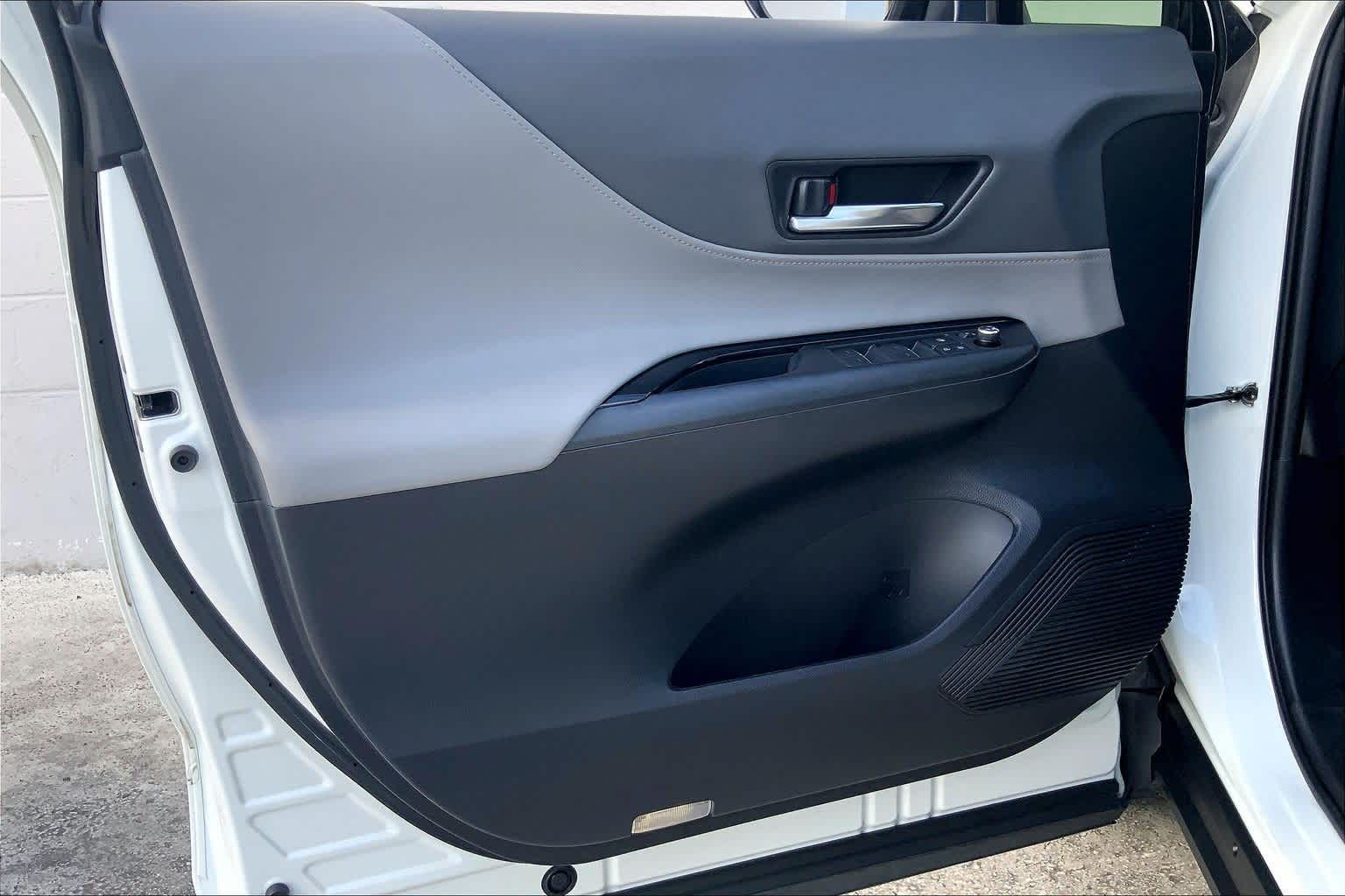 Thumbnail: 2022 Toyota Venza - 24