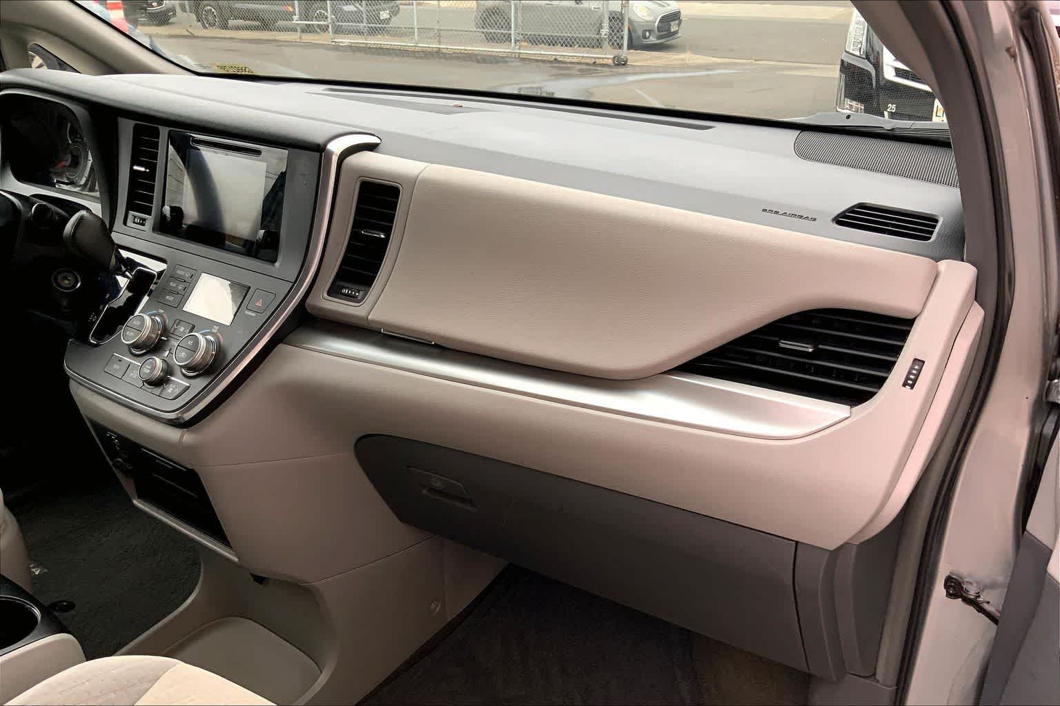 Thumbnail: 2016 Toyota Sienna - 23