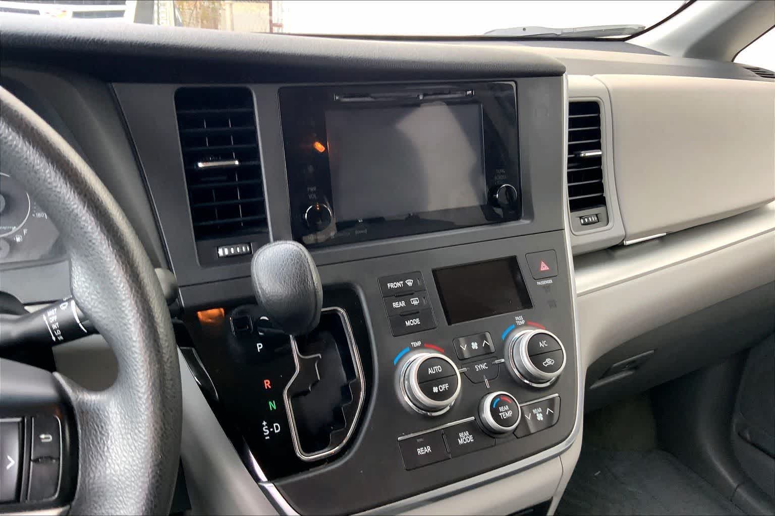 Thumbnail: 2016 Toyota Sienna - 16