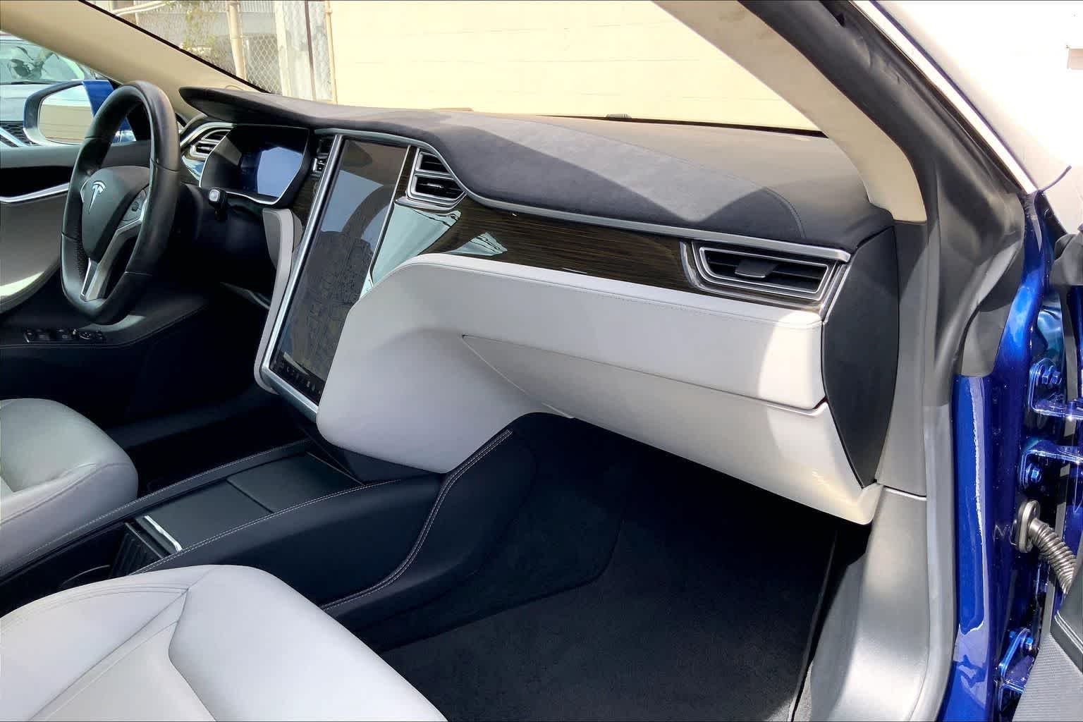 Thumbnail: 2015 Tesla Model S - 24