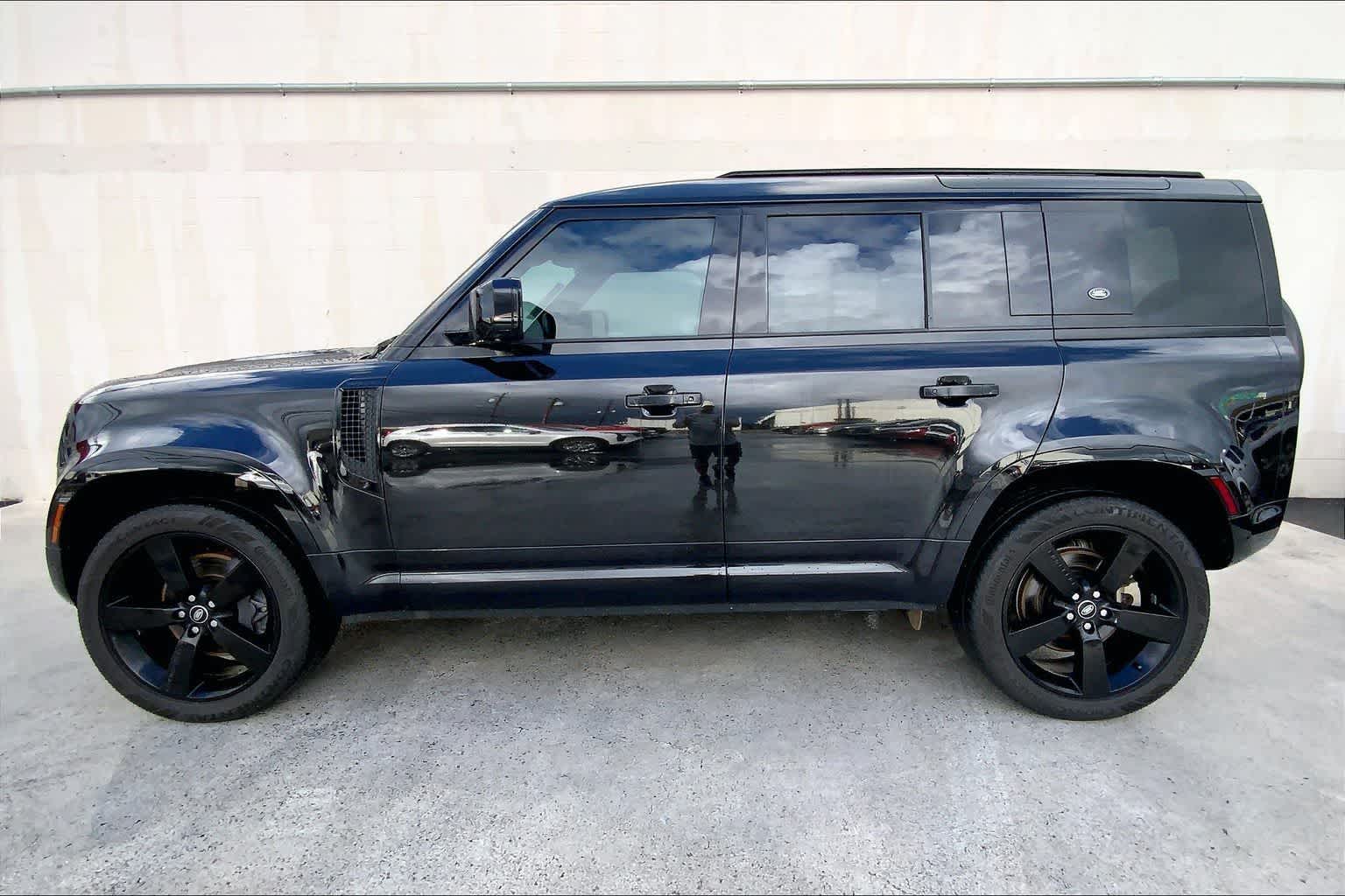 Thumbnail: 2022 Land Rover Defender - 4