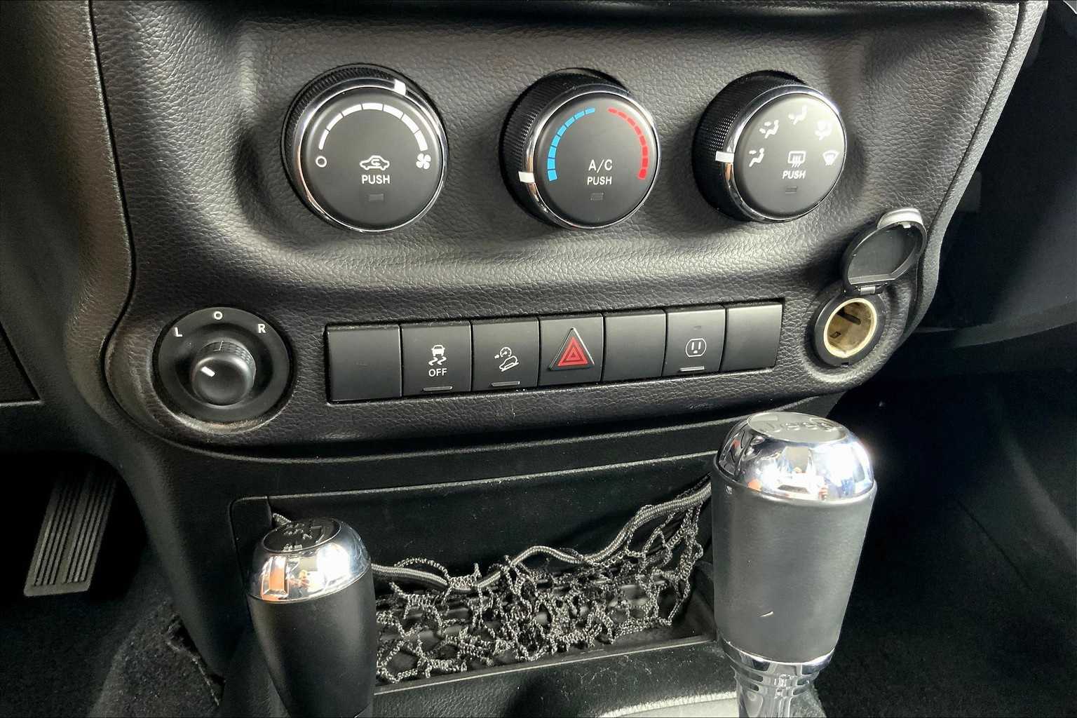 Thumbnail: 2017 Jeep Wrangler - 34