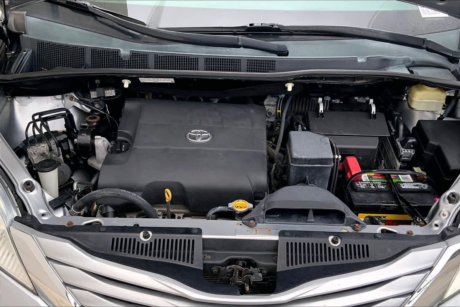 Thumbnail: 2016 Toyota Sienna - 10