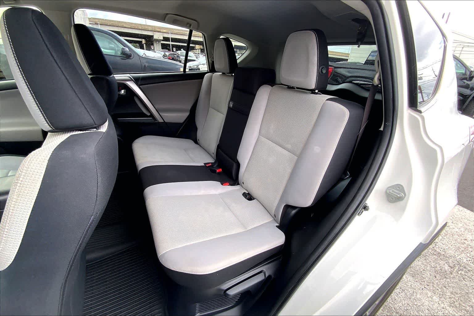 Thumbnail: 2017 Toyota RAV4 - 29