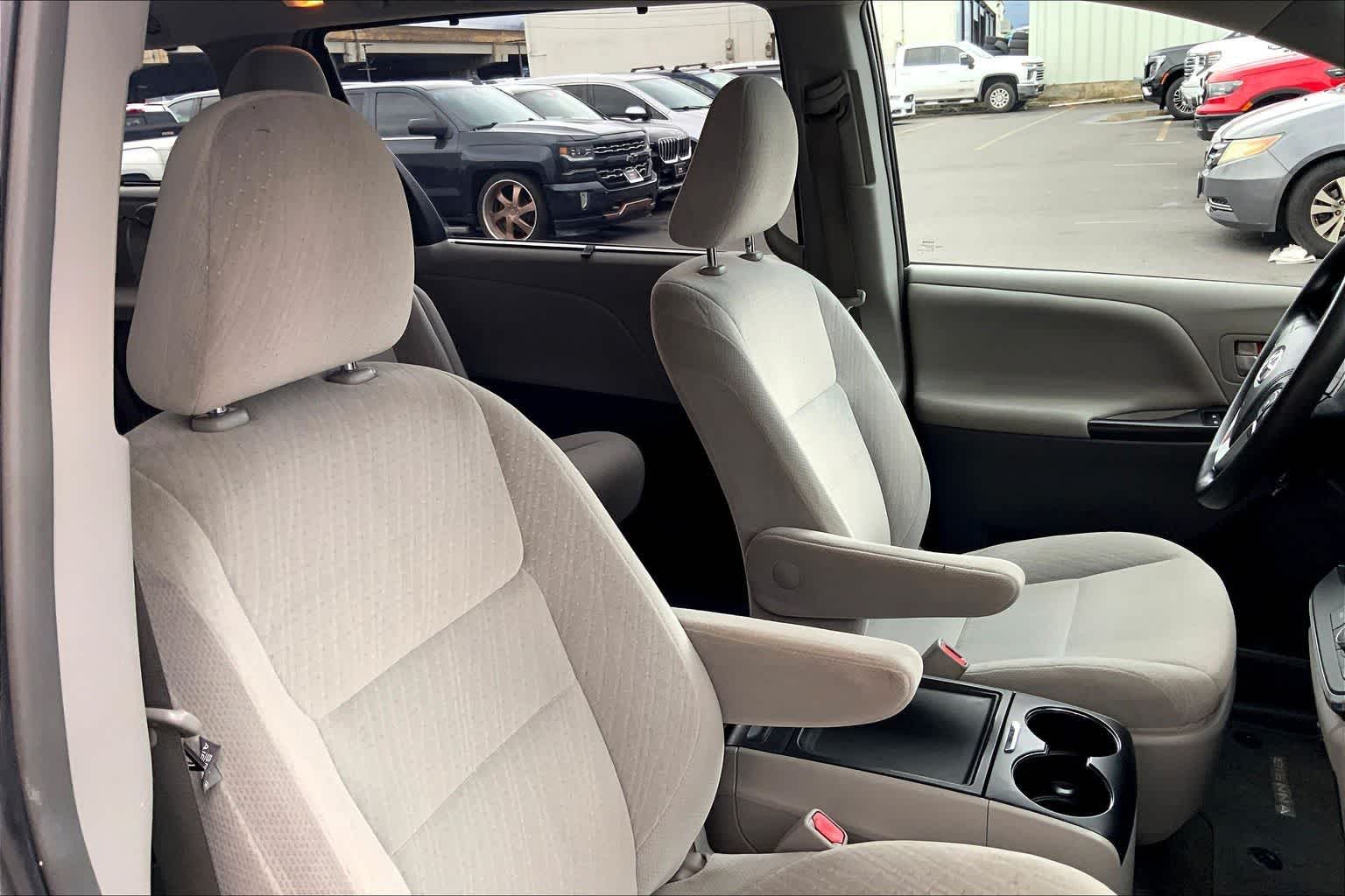 Thumbnail: 2016 Toyota Sienna - 14