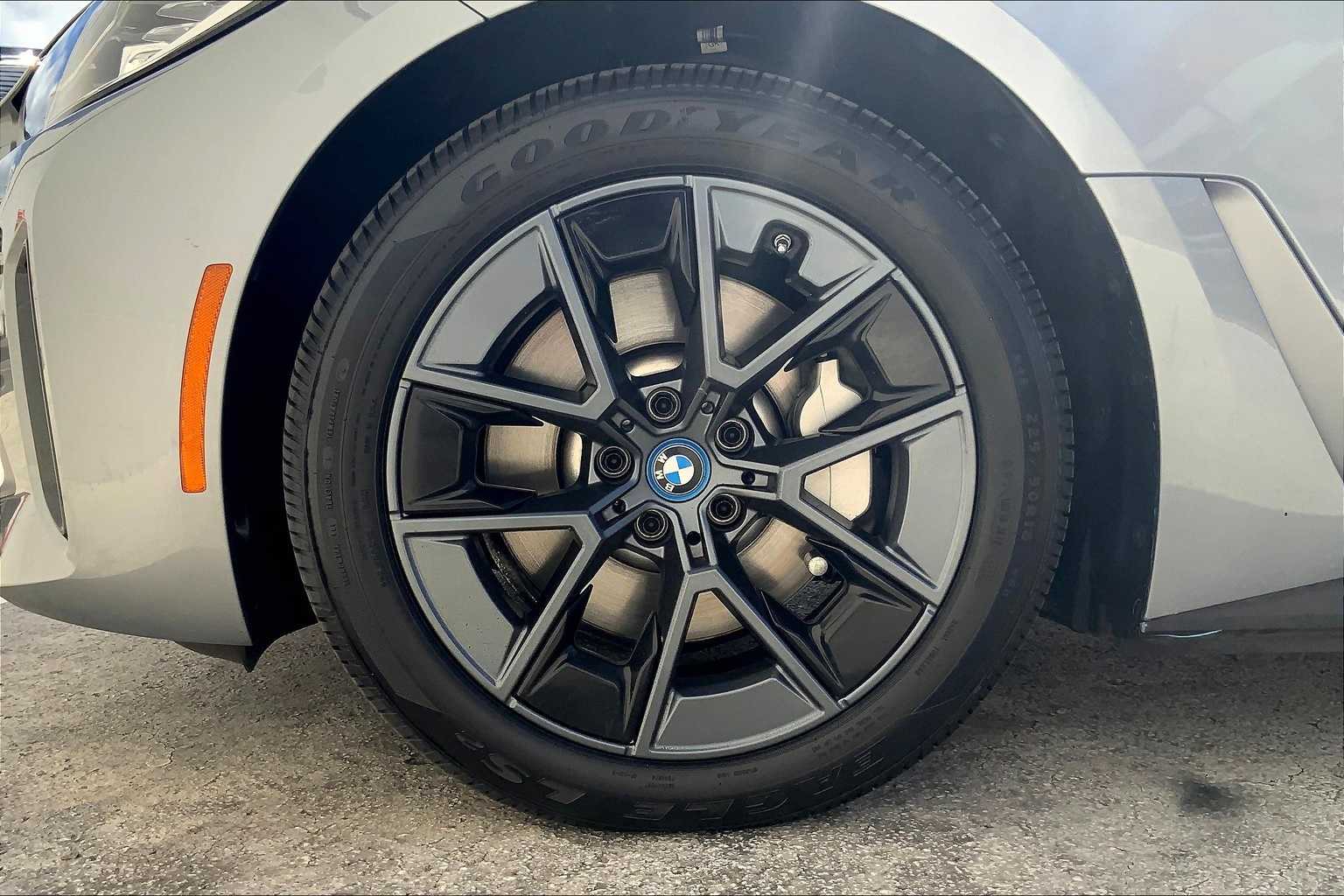 Thumbnail: 2022 BMW i4 - 9