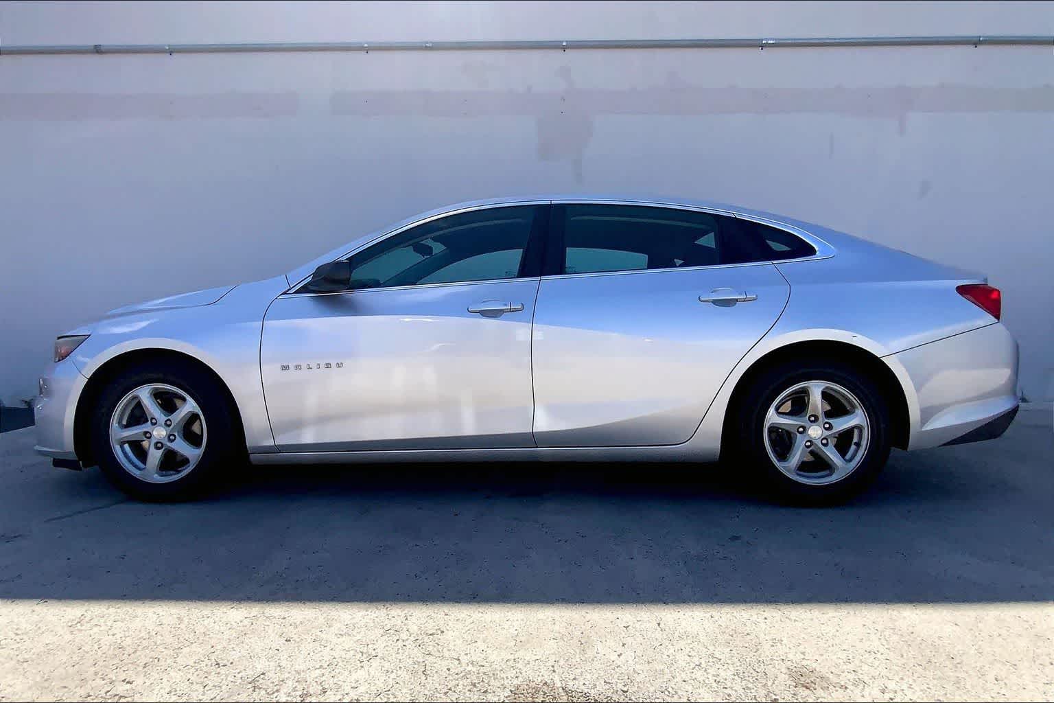 Thumbnail: 2016 Chevrolet Malibu - 4