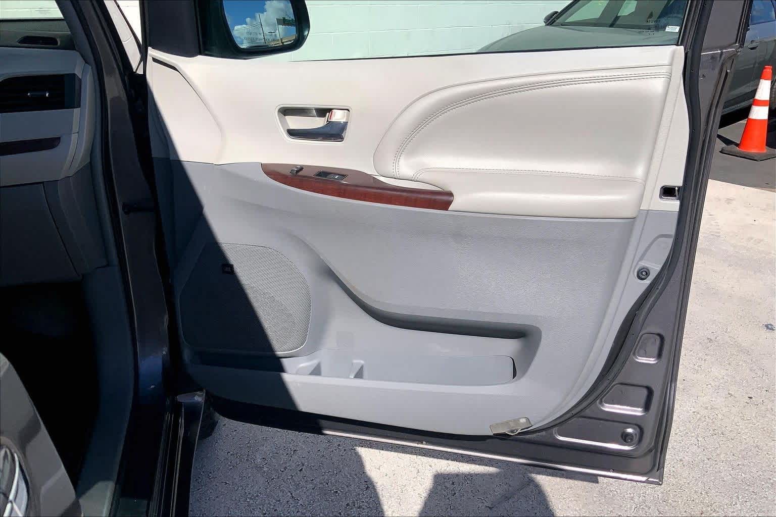 Thumbnail: 2013 Toyota Sienna - 29