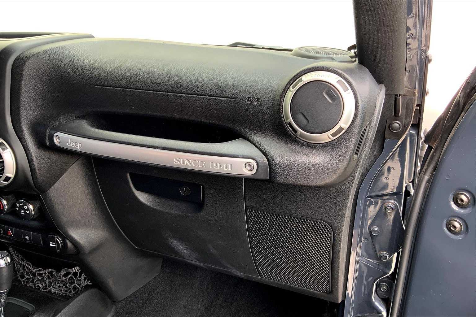 Thumbnail: 2017 Jeep Wrangler - 24