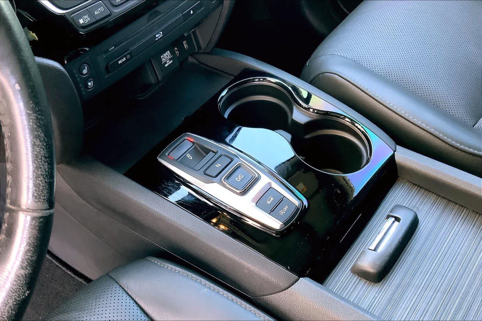 Thumbnail: 2018 Honda Pilot - 16