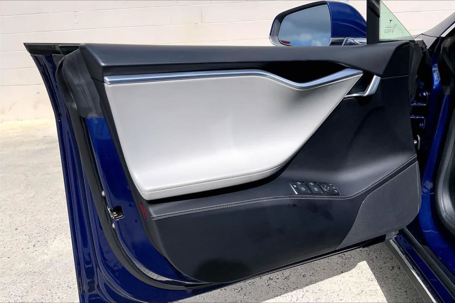 Thumbnail: 2015 Tesla Model S - 28