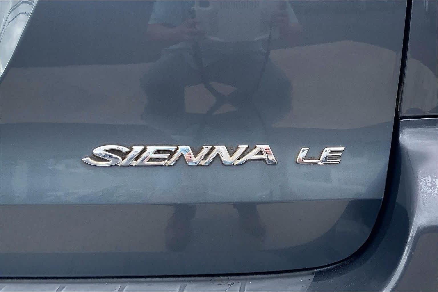 Thumbnail: 2010 Toyota Sienna - 8