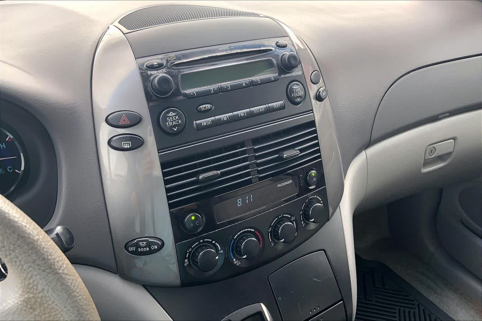 Thumbnail: 2010 Toyota Sienna - 31