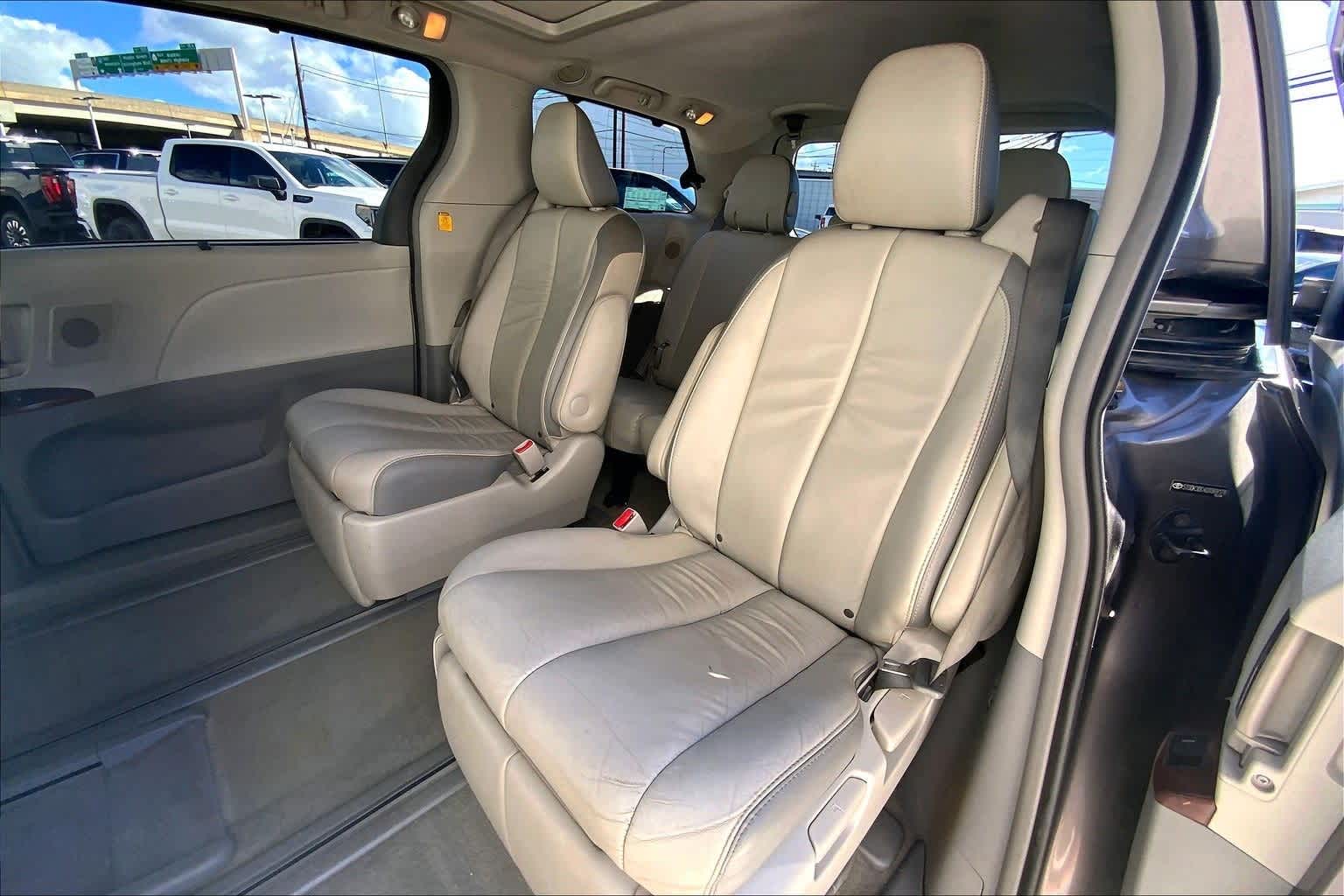 Thumbnail: 2013 Toyota Sienna - 30