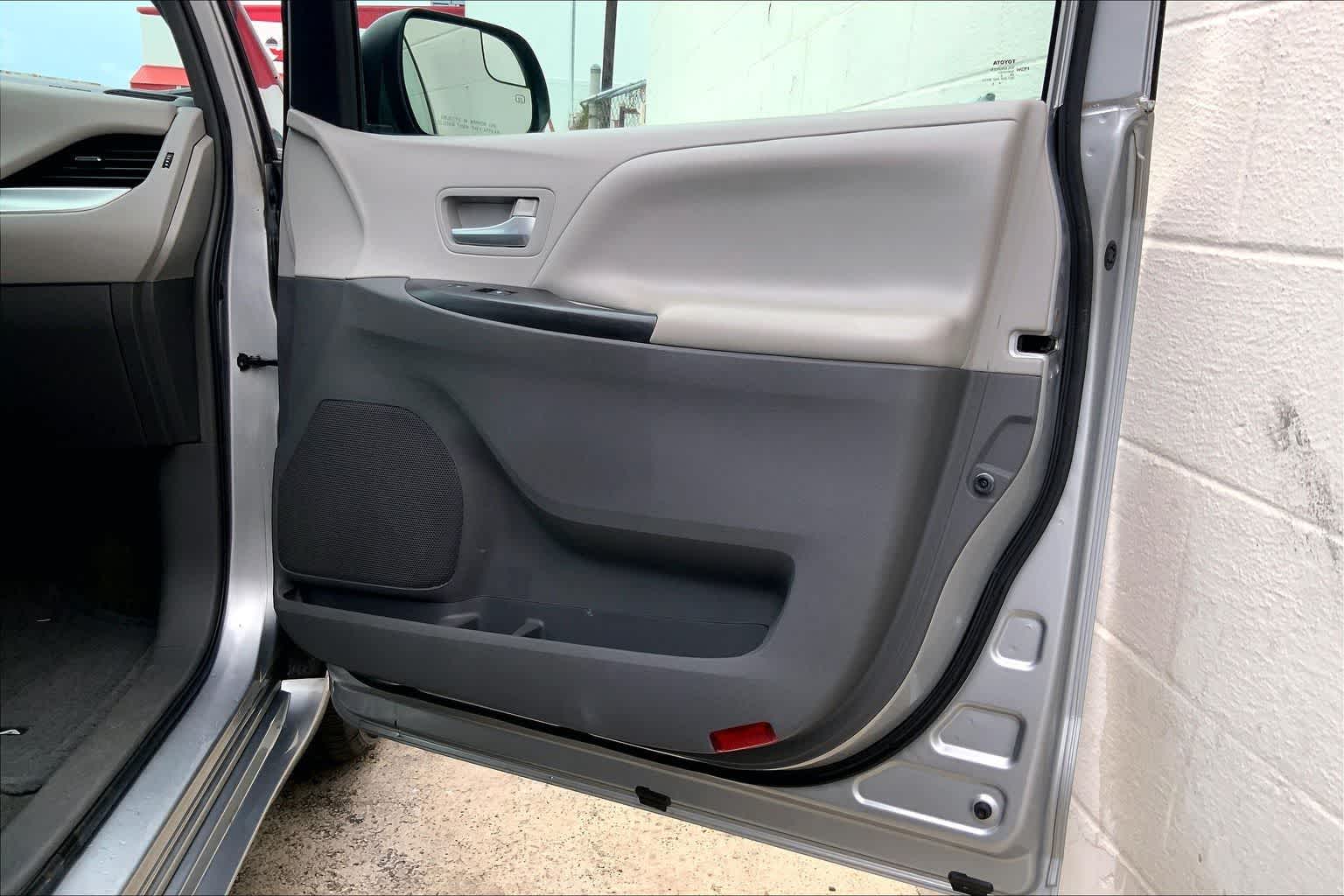 Thumbnail: 2016 Toyota Sienna - 28