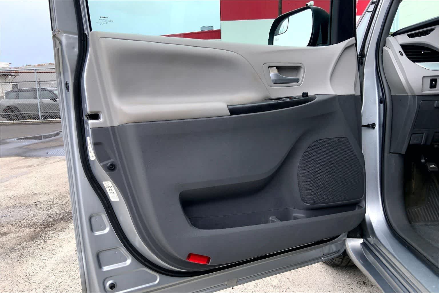 Thumbnail: 2016 Toyota Sienna - 27