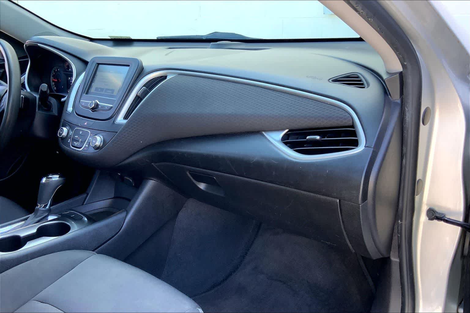 Thumbnail: 2016 Chevrolet Malibu - 23
