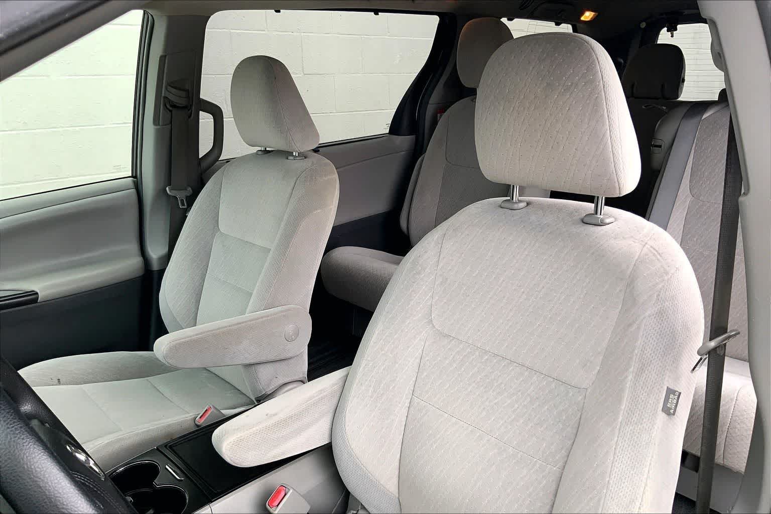 Thumbnail: 2016 Toyota Sienna - 12