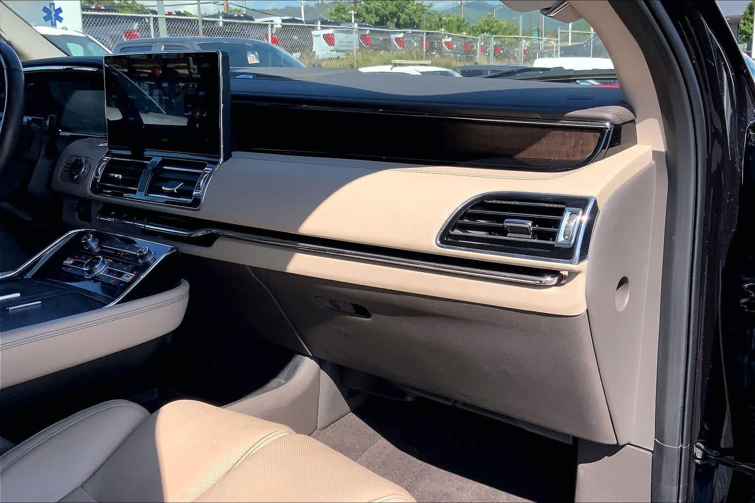 Thumbnail: 2022 Lincoln Navigator - 23