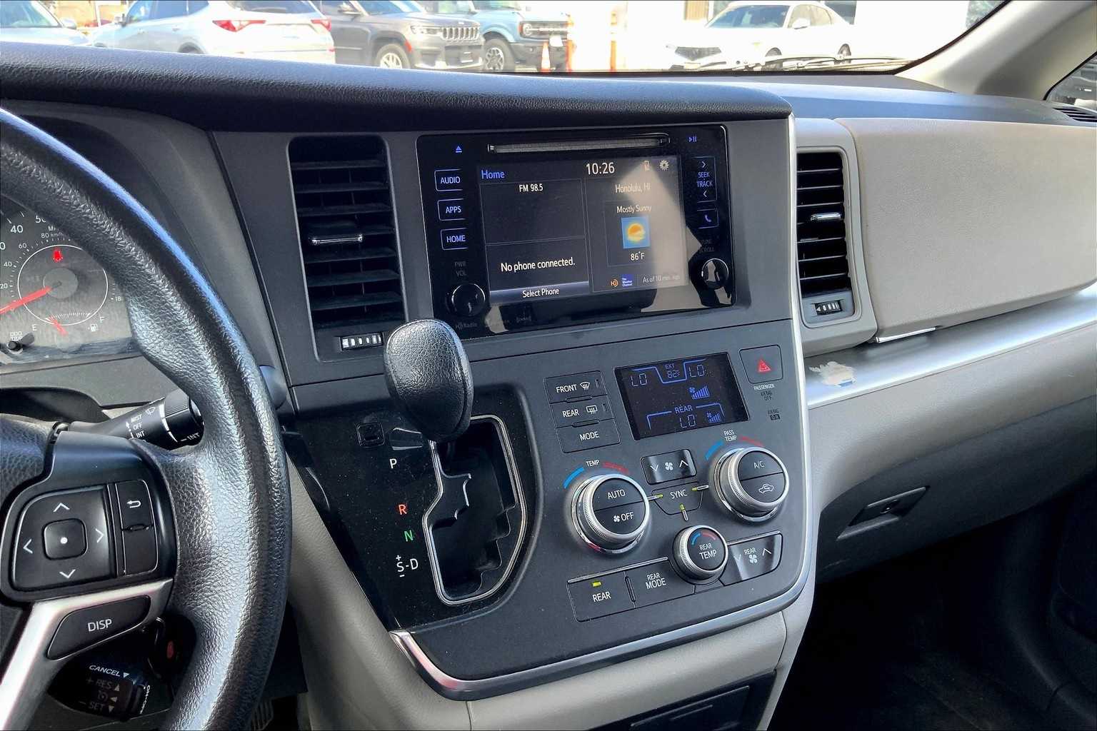 Thumbnail: 2016 Toyota Sienna - 15