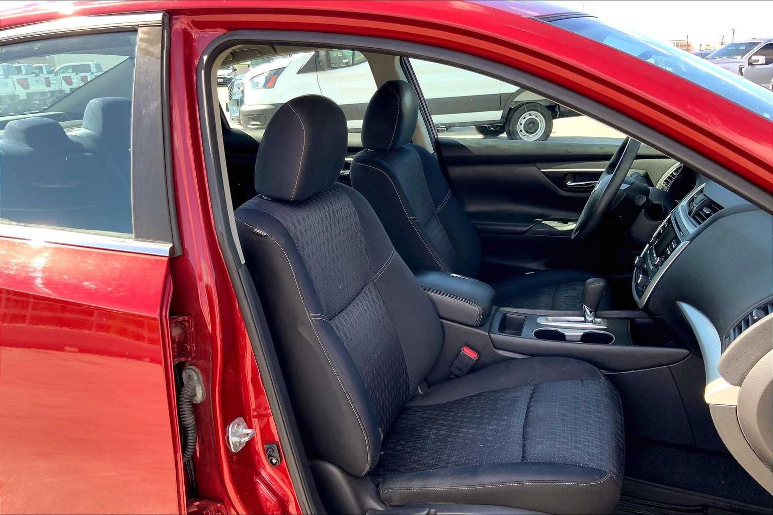Thumbnail: 2016 Nissan Altima - 13