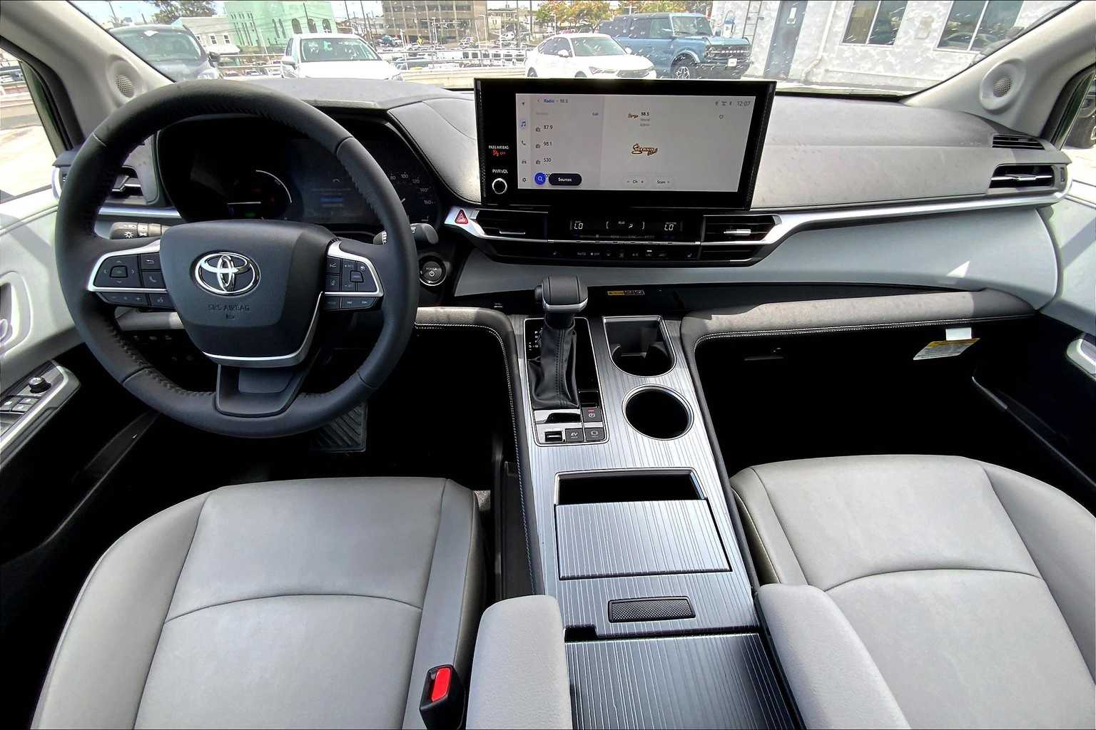 Thumbnail: 2025 Toyota Sienna - 10