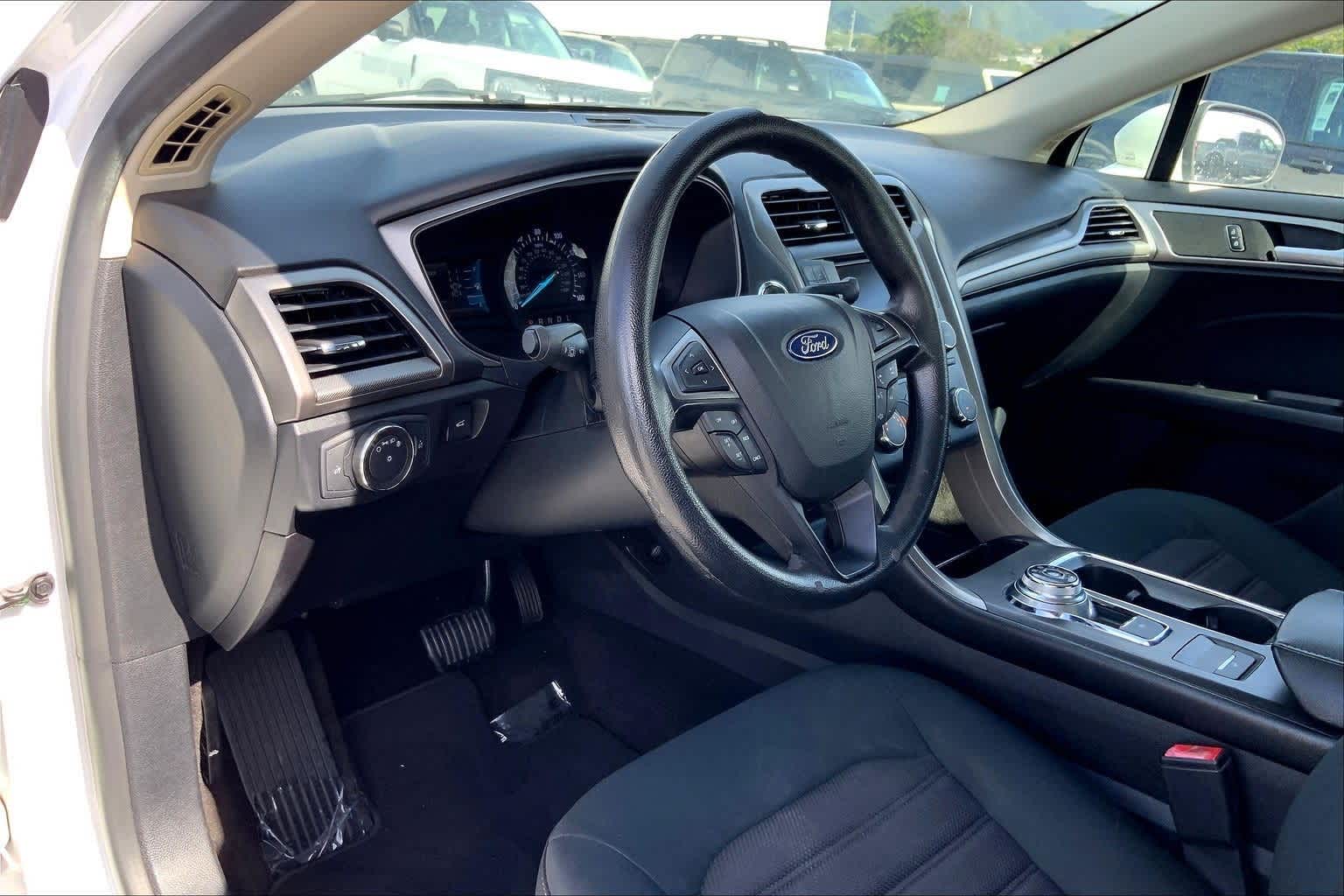 2018 Ford Fusion SE photo 2