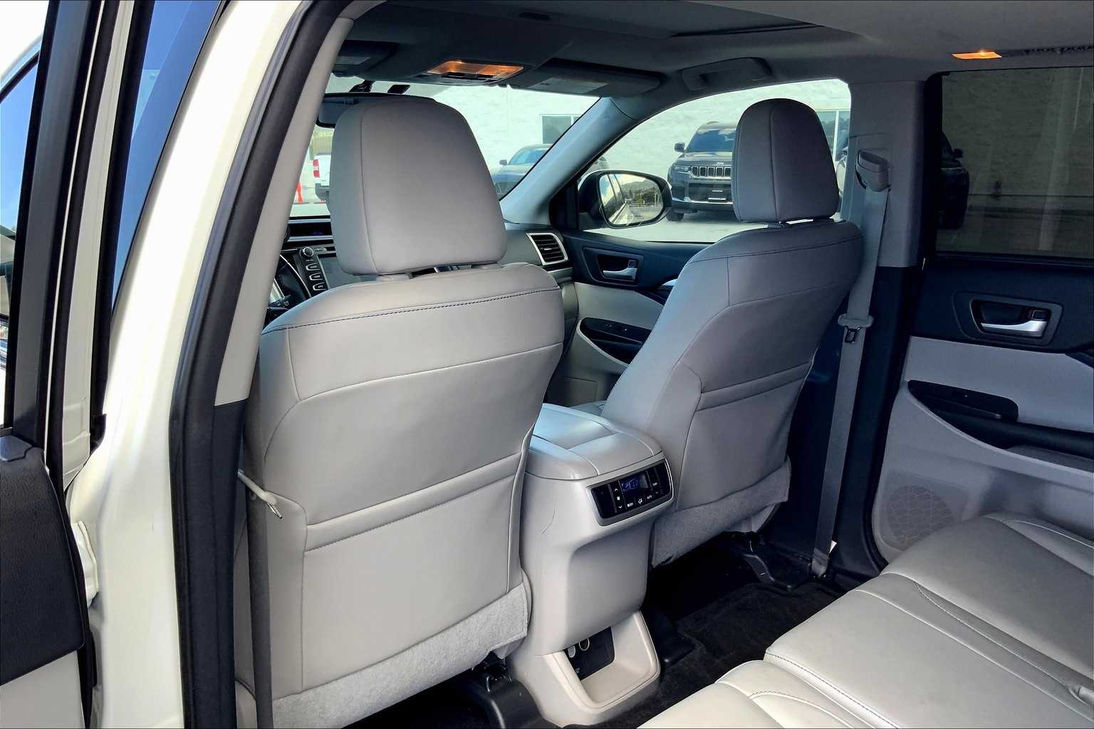 Thumbnail: 2016 Toyota Highlander - 12
