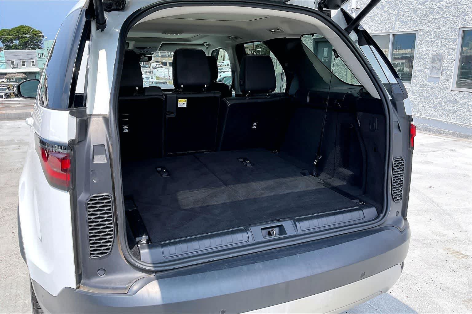 Thumbnail: 2024 Land Rover Discovery - 18
