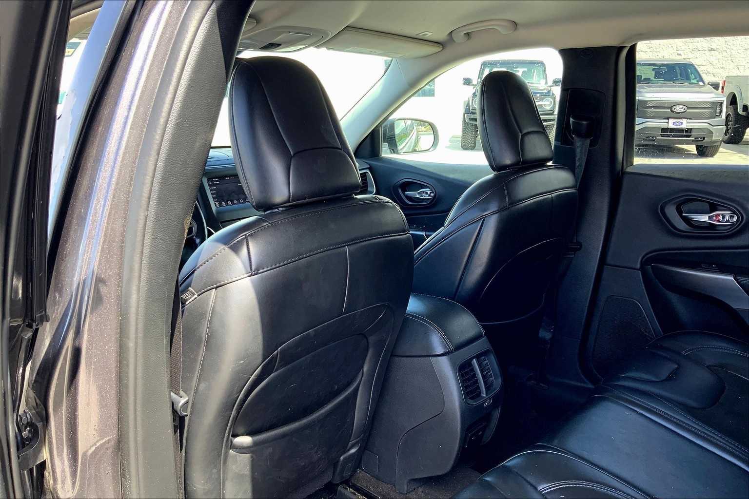 Thumbnail: 2019 Jeep Cherokee - 12